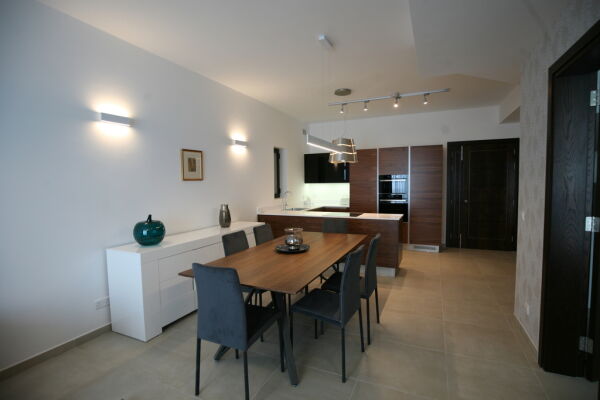 Pender Gardens, Furnished Apartment - Ref No 002889 - Image 2