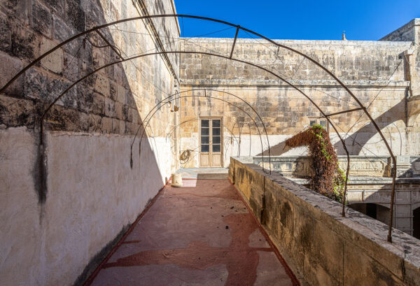 Mdina, Unconverted Palazzo - Ref No 005311 - Image 25