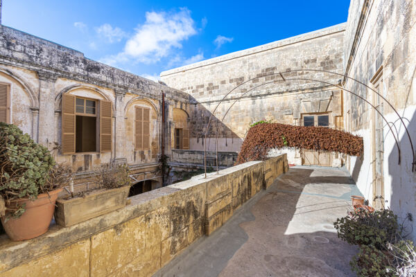 Mdina, Unconverted Palazzo - Ref No 005311 - Image 27