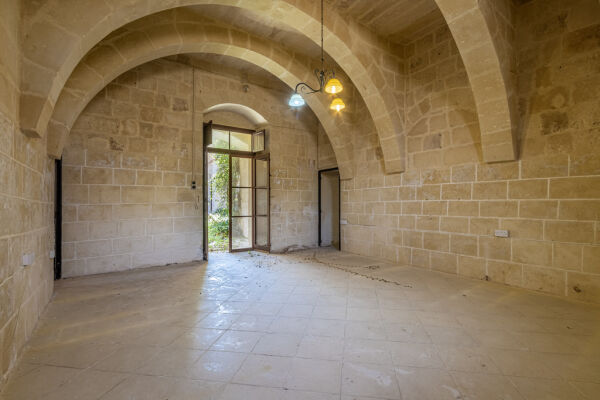 Mdina, Unconverted Palazzo - Ref No 005311 - Image 11