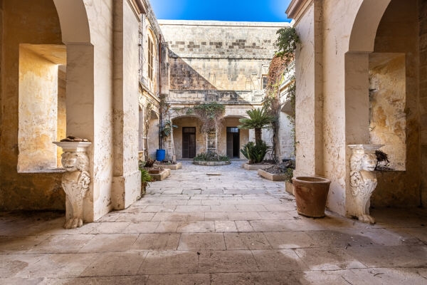 Mdina, Unconverted Palazzo - Ref No 005311 - Image 2