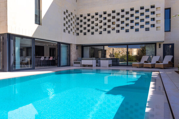 Lija, Luxury Villa