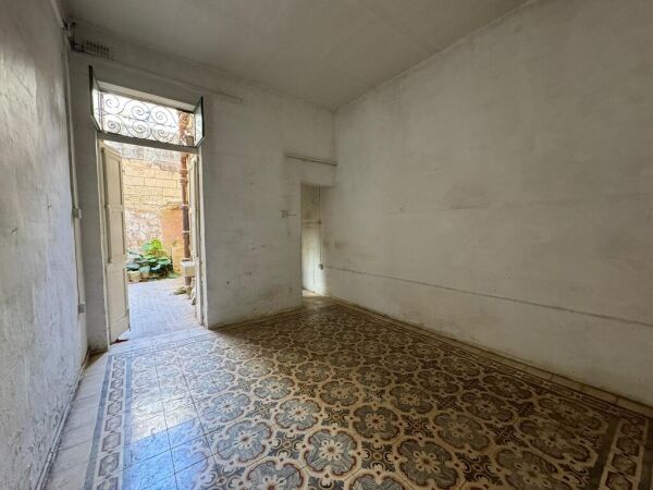 Sliema Unconverted Town House - Ref No 007745 - Image 7